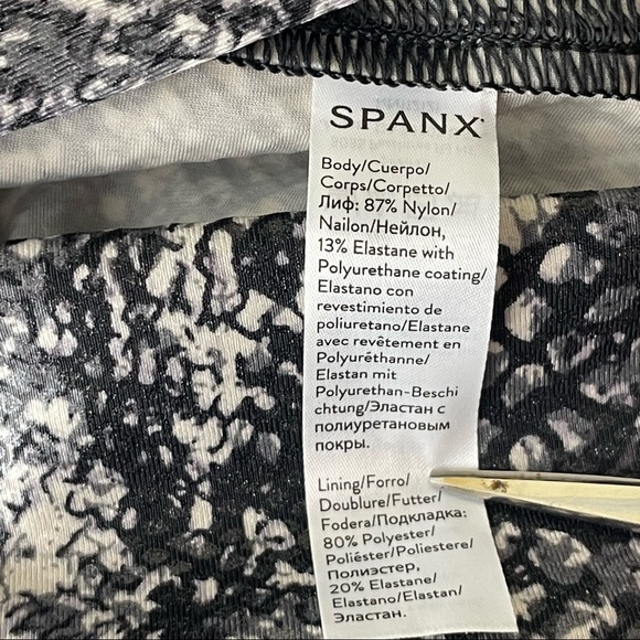 SPANX NWT FAUX LEATHER SNAKE SHINE LEGGINGS GRAY WHITE - Picture 11 of 12